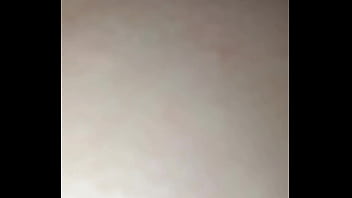 Me estoy tomando una ducha y el zorro del vecino entra y pone su verga en mi boca