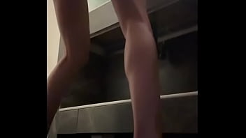 Rica cogida e el baño no se aguana las ganas y me coge super rico