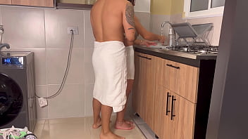 Sexo apasionado en la cocina con la señora del aseo
