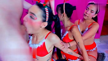 Jazmin and her friends give blowjobs to that big cock