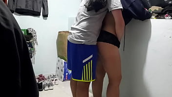 Encontre a la esposa de mi mejor amigo estudiando en su cuarto y le meti mi pequeña verga en su coño estrecho