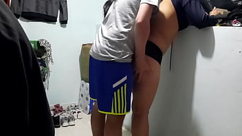 Encontre a la esposa de mi mejor amigo estudiando en su cuarto y le meti mi pequeña verga en su coño estrecho