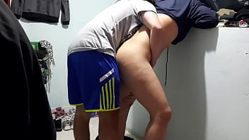 Encontre a la esposa de mi mejor amigo estudiando en su cuarto y le meti mi pequeña verga en su coño estrecho