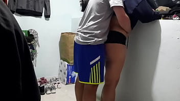 Encontre a la esposa de mi mejor amigo estudiando en su cuarto y le meti mi pequeña verga en su coño estrecho