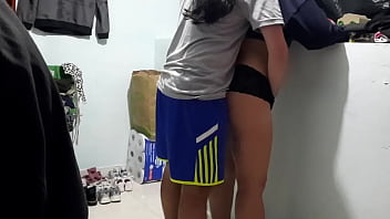 Encontre a la esposa de mi mejor amigo estudiando en su cuarto y le meti mi pequeña verga en su coño estrecho