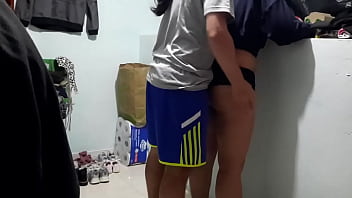 Encontre a la esposa de mi mejor amigo estudiando en su cuarto y le meti mi pequeña verga en su coño estrecho