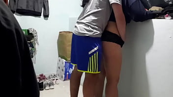 Encontre a la esposa de mi mejor amigo estudiando en su cuarto y le meti mi pequeña verga en su coño estrecho