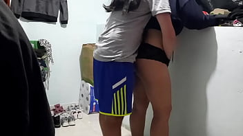 Encontre a la esposa de mi mejor amigo estudiando en su cuarto y le meti mi pequeña verga en su coño estrecho