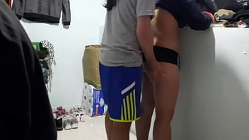 Encontre a la esposa de mi mejor amigo estudiando en su cuarto y le meti mi pequeña verga en su coño estrecho
