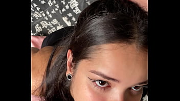 Debora Mendes Ajoelhada De Vestido Preto Chupa As Bolas De Wellington Ribeiro Antes De Engolir Seu Pau Duro No Boquete Mais Desleixado Da Tarde thumbnail