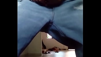 Pantalones orinados con pañal de tela y locura total con doble orgasmo