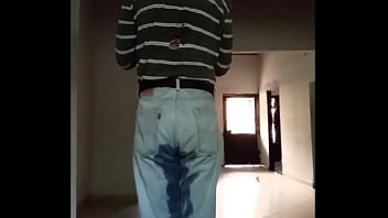 Pantalones orinados con pañal de tela y locura total con doble orgasmo