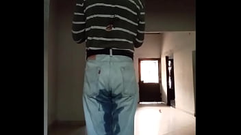 Pantalones orinados con pañal de tela y locura total con doble orgasmo