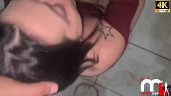 Enquanto meu marido lavava o carro fui até a conveniência do posto conheci um novinho lindo e fui transar no banheiro do posto