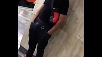 Novinho De Pau Duro No Metro thumbnail