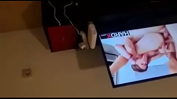 הבחור הקינקי הזה גומר לי הרבה שפיך על הפרצוף