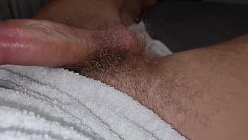 Asmr male sputa sul cazzo duro e sborra potente per terra con gemiti e tanto sperma