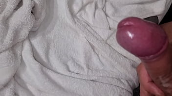 Asmr male sputa sul cazzo duro e sborra potente per terra con gemiti e tanto sperma