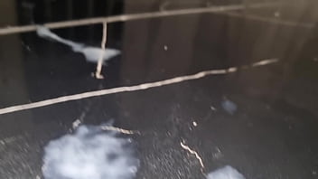 Asmr male sputa sul cazzo duro e sborra potente per terra con gemiti e tanto sperma