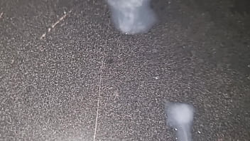 Asmr male sputa sul cazzo duro e sborra potente per terra con gemiti e tanto sperma