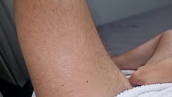 Asmr male sputa sul cazzo duro e sborra potente per terra con gemiti e tanto sperma