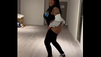 Parfois j’ai envie de me montrer coquine au studio mais je suistimide