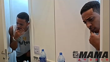 Mama studio foi no banho mesmo milf muito gostosa e safada grátis