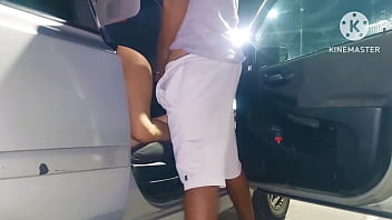 Fudendo numa rua qualquer sem se preocupar com quem passa