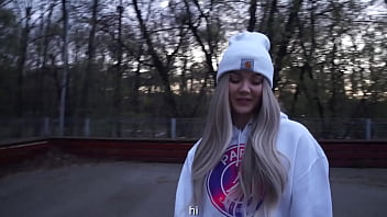 Young chick wants to fuck with a skateboarder