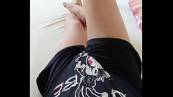 Nylonjunge im nachthemd und strumpfhose im bett