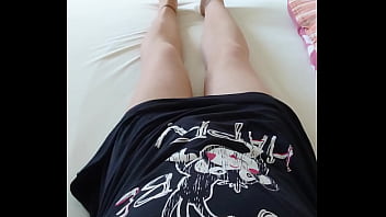 Nylonjunge im nachthemd und strumpfhose im bett