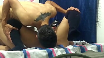 Gata caliente se masturba y viene a chorros