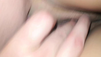 Najebana dziewczyna poszła spać bez majtek