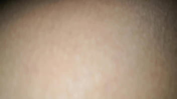 Najebana dziewczyna poszła spać bez majtek