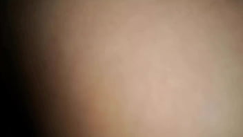 Najebana dziewczyna poszła spać bez majtek