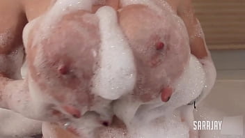 Taking a bubble bath horny sa jay finger fucks her cougar pussy