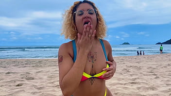 Sexo na praia levei a loira pro meio das pedras e comi ela com o pau cheio de areia