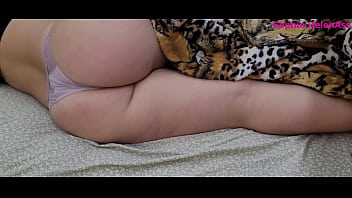 Peguei a madrasta rabuda na minha cama e colocei meu pau na sua boca e gozei na buceta