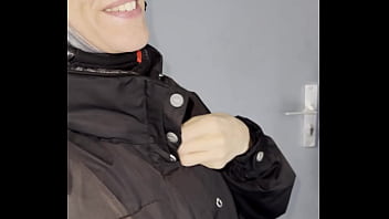 Lety howl drague un inconnu anglais au casier à ski pour ensuite le ramener