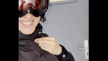 Lety howl drague un inconnu anglais au casier à ski pour ensuite le ramener