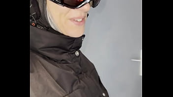 Lety howl drague un inconnu anglais au casier à ski pour ensuite le ramener