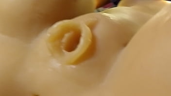 Hermanastra me dió un regalo de navidad muy caliente me dió una noche de pasión con su coño estrecho me decía que quería leche y más leche