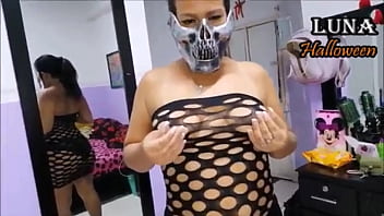 Demonia de lindas nalgas y un plug dentro de su rico culo se masturba en noche de halloween su cuca humeda deseosa de una gran verga