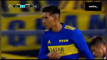 Aaron molinas pisándola y encarando