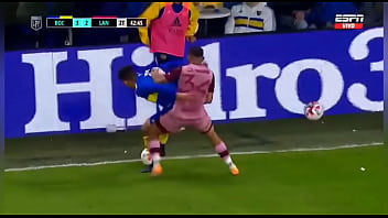 Aaron molinas pisándola y encarando