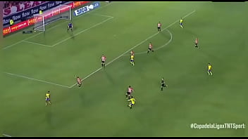 Aaron molinas pisándola y encarando