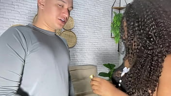 Após uma relaxante massagem empregada e patrão transam loucamente no sofá da sala