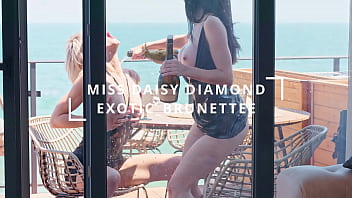 Sexi lesbian shower till big squirt 4k