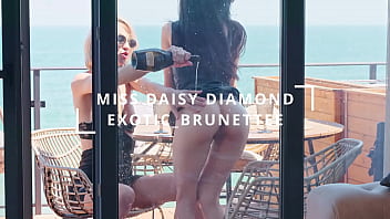 Sexi lesbian shower till big squirt 4k