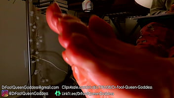 Wrinkled oiled soles rubbing